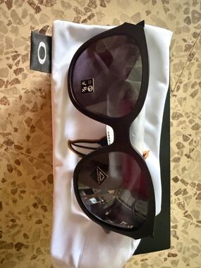 Oakley Women’s Black Frame Sunglasses with Dark Lenses